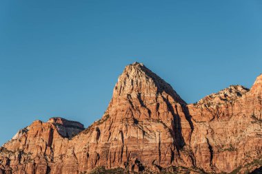 Utah, ABD 'deki Zion Ulusal Parkı' ndaki kaya oluşumlarıyla manzara