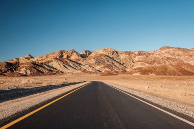Ölüm Vadisi Ulusal Parkı 'nda Sanatçı Yolu, Kaliforniya, ABD.