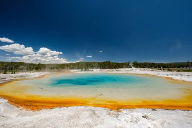 Sıcak termal bahar gün batımı göl Yellowstone Milli Parkı'nda, siyah kum Havza alanı, Wyoming, ABD
