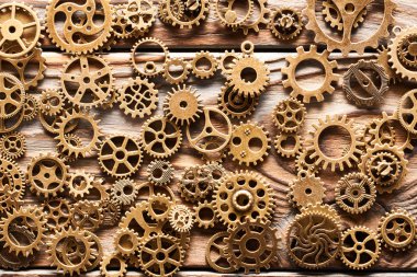 Çeşitli metal cogwheels ve ahşap arka plan üzerinde dişli tekerler