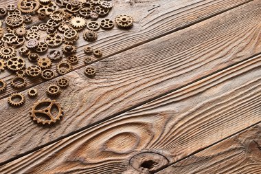 Çeşitli metal cogwheels ve ahşap arka plan üzerinde dişli tekerler