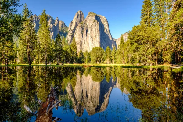 Middle Cathedral Rock Refletindo Rio Merced Parque Nacional Yosemite Califórnia — Fotografia de Stock