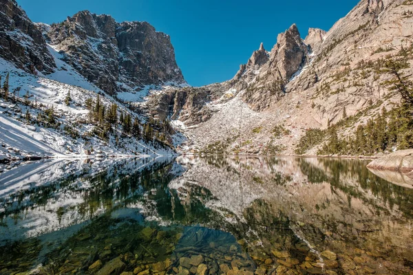 Lago Smeraldo Riflessione Con Rocce Montagne Nella Neve Intorno Autunno — Foto Stock