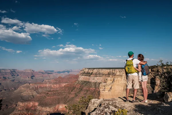 Büyük Kanyon, Arizona, ABD 'de sırt çantalı turistler yürüyüş yapıyor.