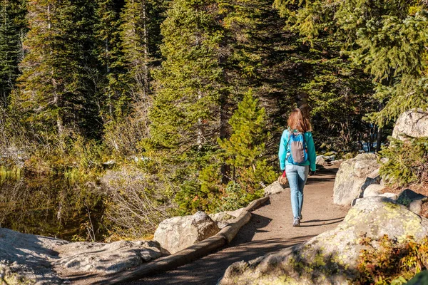 Vrouw Toeristische Wandelen Trail Buurt Van Bear Lake Herfst Rocky — Stockfoto