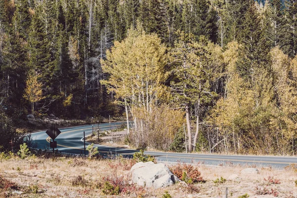 Estrada Outono Dia Ensolarado Parque Nacional Montanha Rochosa Colorado Eua — Fotografia de Stock