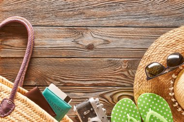Seyahat ve plaj öğeleri natürmort ahşap arka plan üzerinde