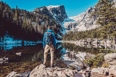 Turist rüya Lake yakınındaki sonbahar Rocky Dağı Milli Parkı'nda. Colorado, ABD. 