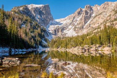 Göl ve kar dağlarda ile yansıma sonbahar hayal ediyorum. Rocky Dağı Milli Parkı, Colorado, ABD. 