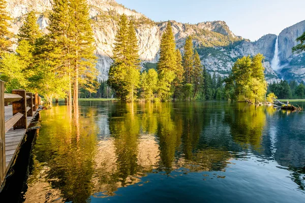 Krajobraz Merced River Yosemite Falls Parku Narodowym Yosemite Kalifornia Usa — Zdjęcie stockowe