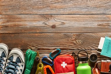 Ahşap arka plan üzerinde turizm natürmort hiking için seyahat öğeler