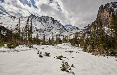 Kayalar ve bulutlu gökyüzü ile sonbahar dağlar karlı manzara. Rocky Dağı Milli Parkı, Colorado, ABD. 