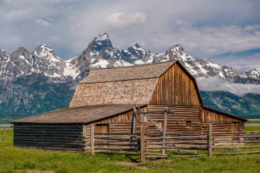 Alçak bulutlar ile eski mormon ahır Grand Teton Dağları'nda. Grand Teton Milli Parkı, Wyoming, ABD.
