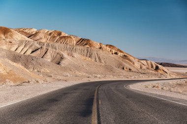 Ölüm Vadisi Ulusal Parkı 'nda Sanatçı Yolu, Kaliforniya, ABD.
