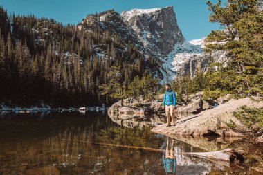 Turist rüya Lake yakınındaki sonbahar Rocky Dağı Milli Parkı'nda. Colorado, ABD. 