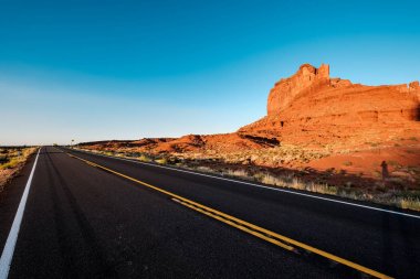 Monument Valley, gündüz, Arizona, ABD boş karayolu