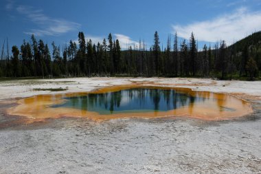 Kaplıca Emerald havuzu Yellowstone Milli Parkı'nda, siyah kum Havza alanı, Wyoming, ABD sıcak