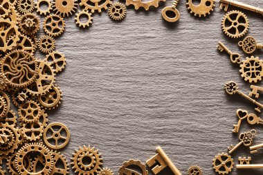 Çeşitli metal cogwheels, Dişli tekerlekleri ve arduvaz arka plan tuşları