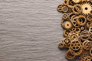 Çeşitli metal cogwheels ve arduvaz arka plan üzerinde dişli tekerler