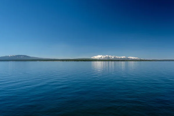 イエローストーン湖と山の風景 ワイオミング州 アメリカ — ストック写真