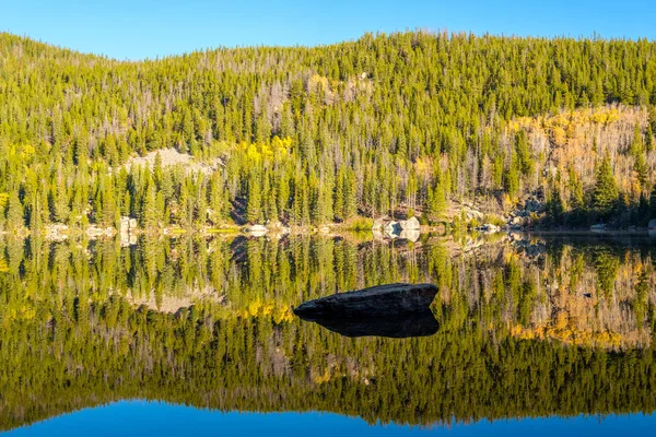 Lago Oso Reflexión Otoño Parque Nacional Las Montañas Rocosas Colorado — Foto de Stock