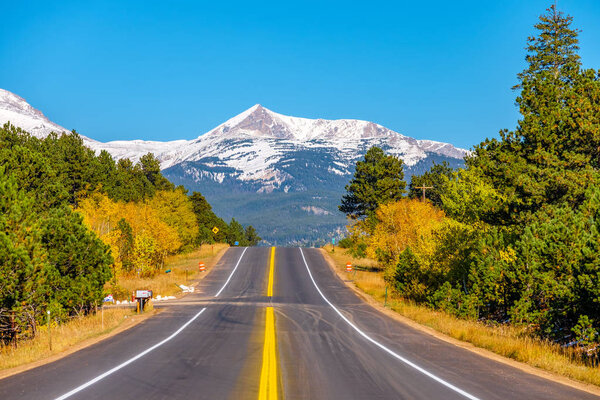 Автострада в осенний солнечный день в Колорадо, США
. 