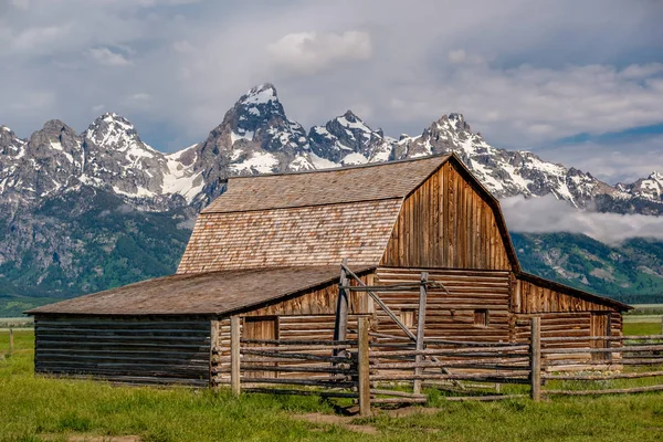 Alçak bulutlar ile eski mormon ahır Grand Teton Dağları'nda. Grand Teton Milli Parkı, Wyoming, ABD.