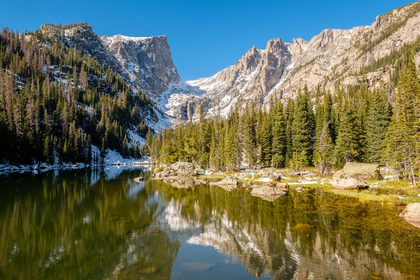 Dream Lake Reflexão Com Montanhas Neve Redor Outono Parque Nacional — Fotografia de Stock