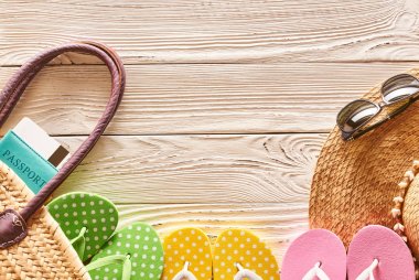 Seyahat ve plaj öğeleri natürmort ahşap arka plan üzerinde