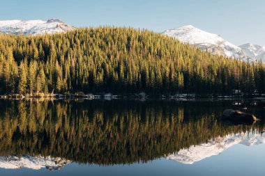 Bear Lake ve yansıması ile dağlarda kar sonbahar. Rocky Dağı Milli Parkı, Colorado, ABD. 