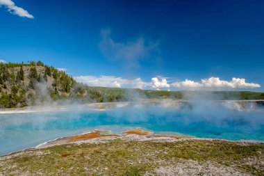 Sıcak termal bahar Excelsior Şofben krater yakınındaki Grand Prismatic bahar Yellowstone Milli Parkı, Wyoming, ABD