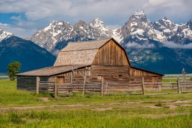 Alçak bulutlar ile eski mormon ahır Grand Teton Dağları'nda. Grand Teton Milli Parkı, Wyoming, ABD.