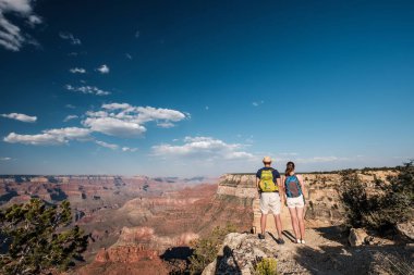 Büyük Kanyon, Arizona, ABD 'de sırt çantalı turistler yürüyüş yapıyor.