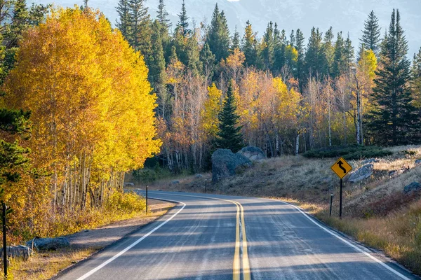 Autostrada Jesienny Słoneczny Dzień Parku Narodowym Rocky Mountain Kolorado Usa — Zdjęcie stockowe