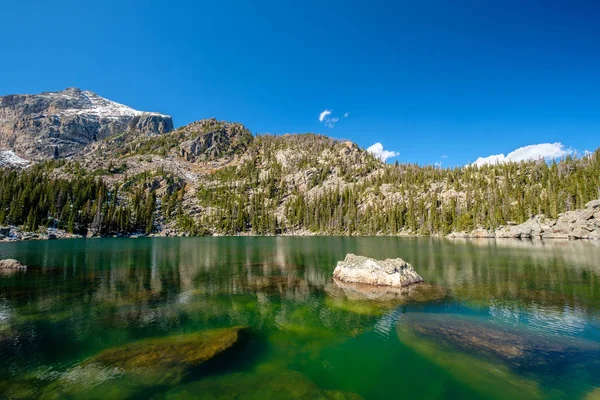 Lake Haiyaha Kayalar Kar Sonbahar Dağlarda Rocky Dağı Milli Parkı — Stok fotoğraf