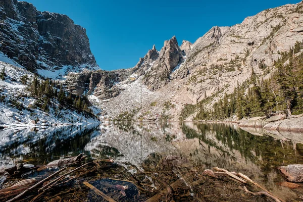 Zümrüt Gölü Sonbaharda Etrafındaki Kayalar Dağlarla Yansıması Colorado Abd Deki — Stok fotoğraf