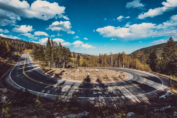 Snelweg Met Haarspeld Sla Switchback Bij Zonnige Herfstdag Rocky Mountain — Stockfoto