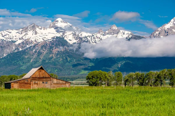 Vecchio Fienile Mormone Grand Teton Mountains Con Nuvole Basse Grand — Foto Stock