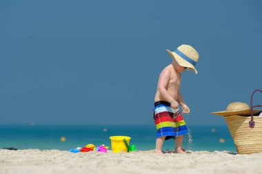 Kumsalda eğleniyor iki yaşında bir yürümeye başlayan çocuk 