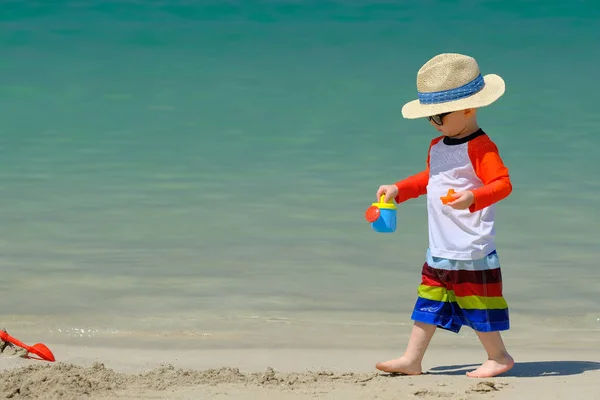 歳の幼児少年がビーチで楽しんで — ストック写真