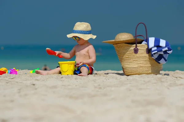 Dwuletni Chłopiec Malucha Zabawy Plaży — Zdjęcie stockowe