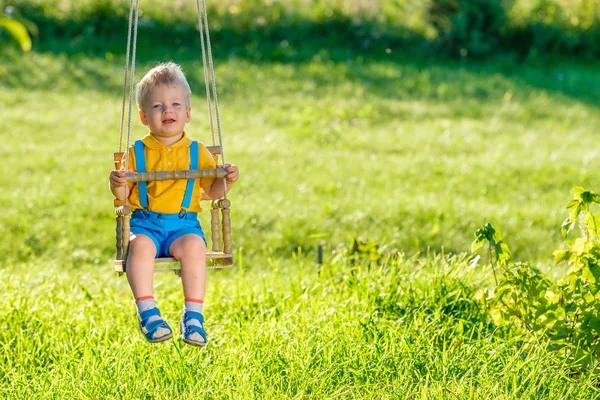 Bambino Ragazzo Seduto Swing Fuori — Foto Stock