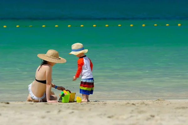 Дворічний Маленький Хлопчик Грає Пляжними Іграшками Матір Пляжі — стокове фото