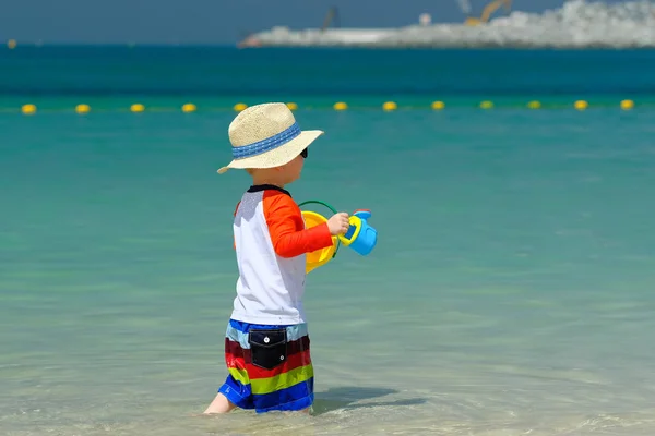 Twee Jarige Peuter Jongen Plezier Strand — Stockfoto