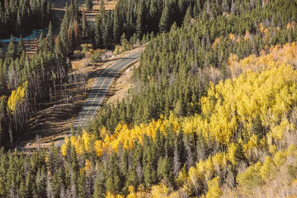 美国科罗拉多州洛基山国家公园秋季晴天公路 — 图库照片