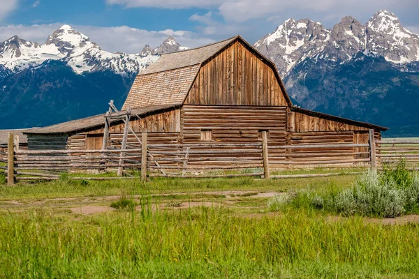 Vecchio Fienile Mormone Grand Teton Montagne Con Nuvole Basse — Foto Stock