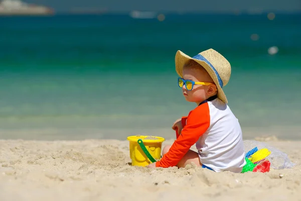 两岁小孩在沙滩上玩得开心 — 图库照片