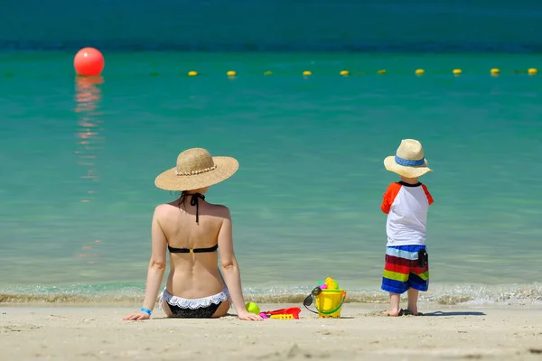 Двухлетний Мальчик Играет Пляжные Игрушки Матерью Пляже — стоковое фото