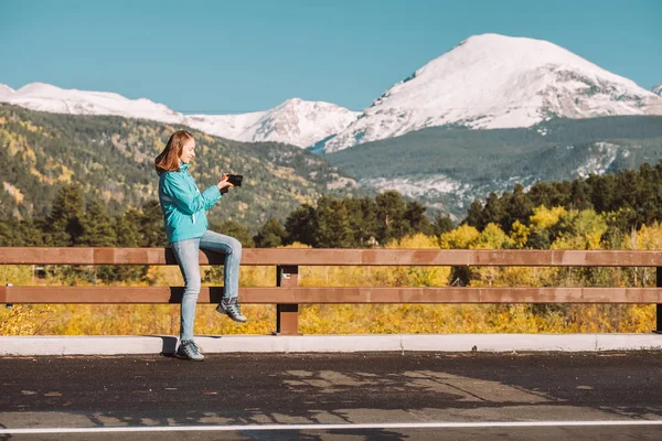 Femme Touriste Prenant Des Photos Des Montagnes Rocheuses Colorado Usa — Photo