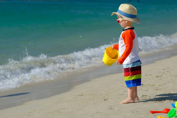 Due Anni Bambino Ragazzo Divertirsi Sulla Spiaggia — Foto Stock